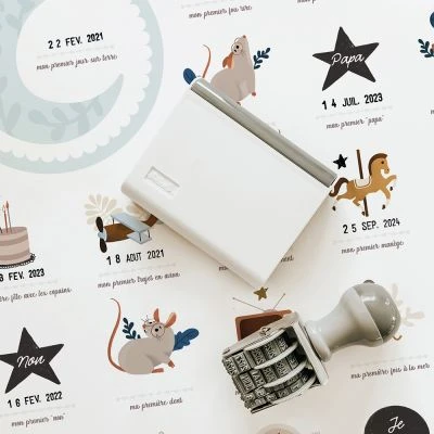 Affiche Mes Premières Fois Souris Cobalt Maman Et Papa (40 X 50 Cm) 3 Affiche Mes Premières Fois Souris Cobalt Maman Et Papa (40 X 50 Cm) – Image 3