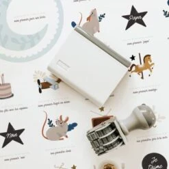 Affiche Mes Premières Fois Souris Cobalt Maman Et Papa (40 X 50 Cm) 11 Affiche Mes Premières Fois Souris Cobalt Maman Et Papa (40 X 50 Cm) -Bébé Rêves Promos Magasin affiche mes premieres fois souris cobalt maman et papa 40 x 50 cm 4