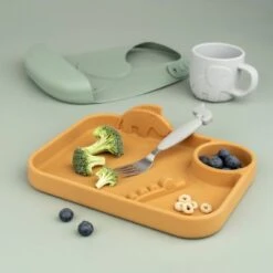 Done By Deer Assiette à Compartiments Peekaboo Deer Friends Moutarde -Bébé Rêves Promos Magasin assiette a compartiments peekaboo deer friends moutarde 3