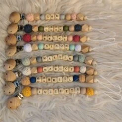 Attache Sucette En Bois Kaki Et Bleu Nuit (personnalisable) 6 Attache Sucette En Bois Kaki Et Bleu Nuit (personnalisable) -Bébé Rêves Promos Magasin attache sucette en bois kaki et bleu nuit personnalisable 3