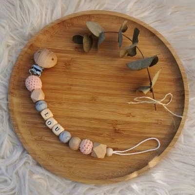 Attache Sucette En Bois Marbre Et Rose Pâle (personnalisable) 2 Attache Sucette En Bois Marbre Et Rose Pâle (personnalisable) – Image 2