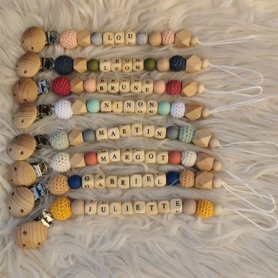 Attache Sucette En Bois Marbre Et Rose Pâle (personnalisable) 3 Attache Sucette En Bois Marbre Et Rose Pâle (personnalisable) – Image 3