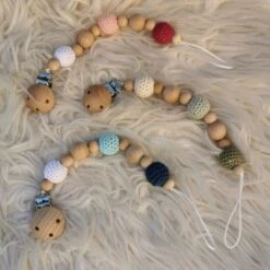 Attache Sucette En Bois Yoyo Rose 6 Attache Sucette En Bois Yoyo Rose -Bébé Rêves Promos Magasin attache sucette en bois yoyo rose 3