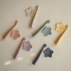 Mushie Brosse à Dent D'apprentissage Fleur Soft Lilac -Bébé Rêves Promos Magasin brosse a dent d apprentissage fleur soft lilac 3