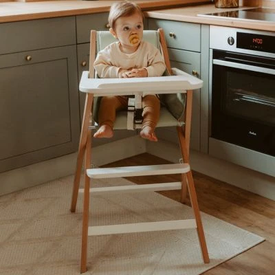 Chaise Haute Pliable Traveller En Bois Naturel Et Blanc Avec Tablette 2 Chaise Haute Pliable Traveller En Bois Naturel Et Blanc Avec Tablette – Image 2