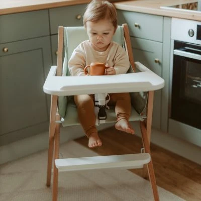 Chaise Haute Pliable Traveller En Bois Naturel Et Blanc Avec Tablette 3 Chaise Haute Pliable Traveller En Bois Naturel Et Blanc Avec Tablette – Image 3