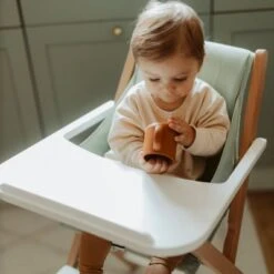 Chaise Haute Pliable Traveller En Bois Naturel Et Blanc Avec Tablette 12 Chaise Haute Pliable Traveller En Bois Naturel Et Blanc Avec Tablette -Bébé Rêves Promos Magasin chaise haute pliable traveller en bois naturel et blanc avec tablette 4