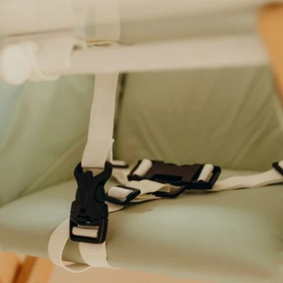 Chaise Haute Pliable Traveller En Bois Naturel Et Blanc Avec Tablette 8 Chaise Haute Pliable Traveller En Bois Naturel Et Blanc Avec Tablette – Image 8