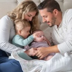 Aden + Anais Couverture En Coton Bio Above The Clouds In The Sky (120 X 120 Cm) 7 Aden + Anais Couverture En Coton Bio Above The Clouds In The Sky (120 X 120 Cm) -Bébé Rêves Promos Magasin couverture en coton bio above the clouds in the sky 120 x 120 cm 3