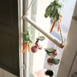 Lorena Canals Décoration Murale à Suspendre Veggies X Oli & Carol (30 X 44 Cm) -Bébé Rêves Promos Magasin decoration murale a suspendre veggies x oli carol 30 x 44 cm 3