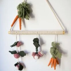 Lorena Canals Décoration Murale à Suspendre Veggies X Oli & Carol (30 X 44 Cm) -Bébé Rêves Promos Magasin decoration murale a suspendre veggies x oli carol 30 x 44 cm 4
