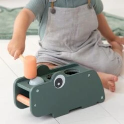 Done By Deer Jeu De Marteau Croco Vert 11 Done By Deer Jeu De Marteau Croco Vert -Bébé Rêves Promos Magasin jeu de marteau croco vert 5