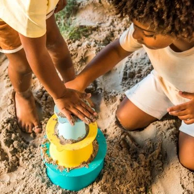 Quut Jouet De Plage Tour Alto Bleu Lagon Et Moutarde 2 Quut Jouet De Plage Tour Alto Bleu Lagon Et Moutarde – Image 2