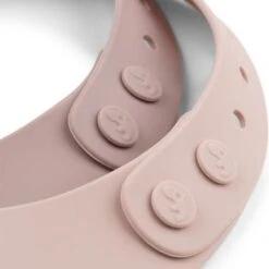 Done By Deer Lot De 2 Bavoirs En Silicone Ozzo Rose -Bébé Rêves Promos Magasin lot de 2 bavoirs en silicone ozzo rose 3