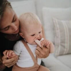 Mushie Lot De 2 Brosses à Dent à Doigt Shifting Sand/Cambridge Blue -Bébé Rêves Promos Magasin lot de 2 brosses a dent a doigt shifting sand cambridge blue 3