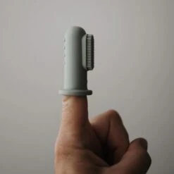 Mushie Lot De 2 Brosses à Dent à Doigt Shifting Sand/Cambridge Blue -Bébé Rêves Promos Magasin lot de 2 brosses a dent a doigt shifting sand cambridge blue 4