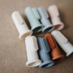 Mushie Lot De 2 Brosses à Dent à Doigt Shifting Sand/Cambridge Blue -Bébé Rêves Promos Magasin lot de 2 brosses a dent a doigt shifting sand cambridge blue 5