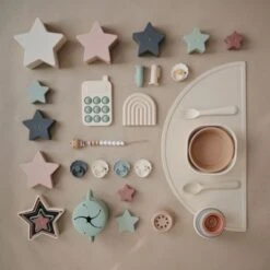 Mushie Lot De 2 Brosses à Dent à Doigt Shifting Sand/Cambridge Blue -Bébé Rêves Promos Magasin lot de 2 brosses a dent a doigt shifting sand cambridge blue 8