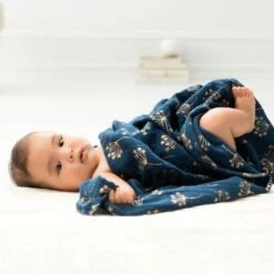 Aden + Anais Lot De 3 Maxi Langes Métalliques Gold Deco (120 X 120 Cm) -Bébé Rêves Promos Magasin lot de 3 maxi langes metalliques gold deco 120 x 120 cm 4