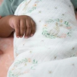 Aden + Anais Lot De 5 Musy-langes En Coton Essentials Blushing Bunnies (60 X 60 Cm) -Bébé Rêves Promos Magasin lot de 5 musy langes en coton essentials blushing bunnies 60 x 60 cm 3