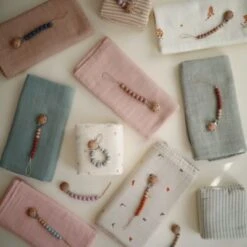 Mushie Maxi Lange En Coton Bio Dinosaure (120 X 120 Cm) -Bébé Rêves Promos Magasin maxi lange en coton bio dinosaure 120 x 120 cm 9