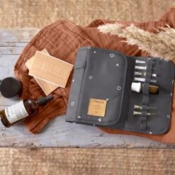 LÄSSIG Pochette 1ers Secours Casual Universe Anthracite -Bébé Rêves Promos Magasin pochette 1ers secours casual universe anthracite 4