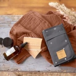 LÄSSIG Pochette 1ers Secours Casual Universe Anthracite -Bébé Rêves Promos Magasin pochette 1ers secours casual universe anthracite 5