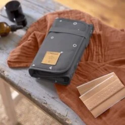 LÄSSIG Pochette 1ers Secours Casual Universe Anthracite -Bébé Rêves Promos Magasin pochette 1ers secours casual universe anthracite 7