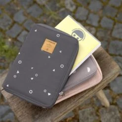 LÄSSIG Pochette Carnet De Santé Casual Universe Anthracite -Bébé Rêves Promos Magasin pochette carnet de sante casual universe anthracite 4