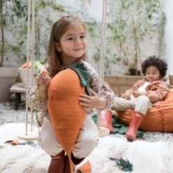 Lorena Canals Pouf Géant Cathy La Carotte X Oli & Carol (100 X 55 Cm) -Bébé Rêves Promos Magasin pouf geant cathy la carotte x oli carol 100 x 55 cm 6