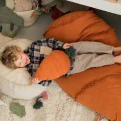 Lorena Canals Pouf Géant Cathy La Carotte X Oli & Carol (100 X 55 Cm) -Bébé Rêves Promos Magasin pouf geant cathy la carotte x oli carol 100 x 55 cm 7