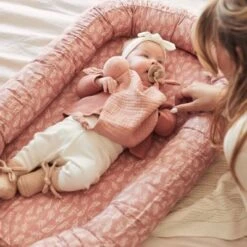 Jollein Réducteur De Lit Babynest Meadow Rosewood -Bébé Rêves Promos Magasin reducteur de lit babynest meadow rosewood 4