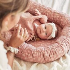 Jollein Réducteur De Lit Babynest Meadow Rosewood -Bébé Rêves Promos Magasin reducteur de lit babynest meadow rosewood 5