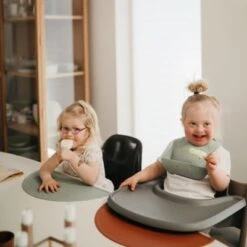 Mushie Set De Table En Silicone Cambridge Blue Confetti -Bébé Rêves Promos Magasin set de table en silicone cambridge blue confetti 3