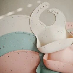 Mushie Set De Table En Silicone Cambridge Blue Confetti -Bébé Rêves Promos Magasin set de table en silicone cambridge blue confetti 5