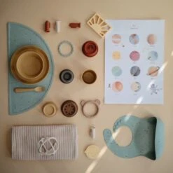 Mushie Set De Table En Silicone Cambridge Blue Confetti -Bébé Rêves Promos Magasin set de table en silicone cambridge blue confetti 6