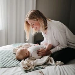 Mushie Tapis à Langer Nomade Roman Green -Bébé Rêves Promos Magasin tapis a langer nomade roman green 5