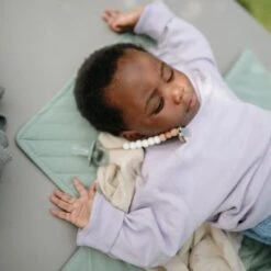 Mushie Tapis à Langer Nomade Roman Green -Bébé Rêves Promos Magasin tapis a langer nomade roman green 6