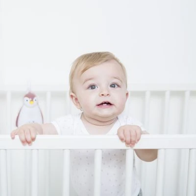 ZAZU Veilleuse Musicale Nomade Zoë Le Pingouin Rose 5 ZAZU Veilleuse Musicale Nomade Zoë Le Pingouin Rose – Image 5