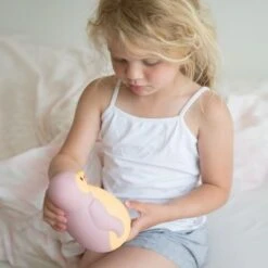 ZAZU Veilleuse Nomade Pam Le Pingouin Rose -Bébé Rêves Promos Magasin veilleuse nomade pam le pingouin rose 6
